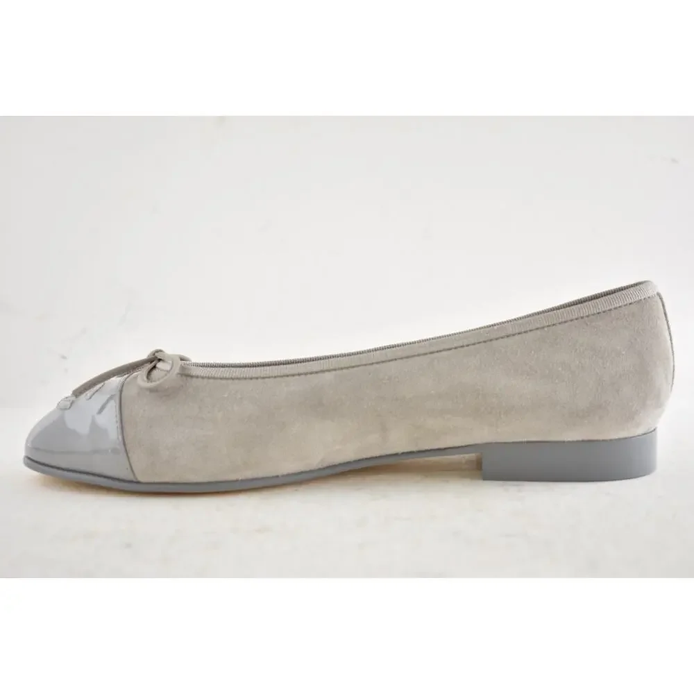 Chanel 26A Gray Suede Patent Leather CC Logo Bow Tie Ballet Ballerina Flat 38.5